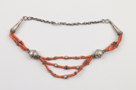 Silberne Kette mit Korallenperlen, arabischer Raum um 1900