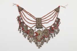 Brautschmuck, silbernes Pectoral mit Korallenperlen, arabischer Raum um 1900