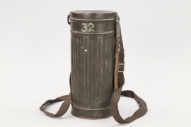 Wehrmacht gas mask can + straps