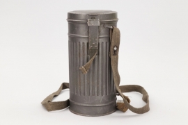 Wehrmacht 1936 gas mask can + straps