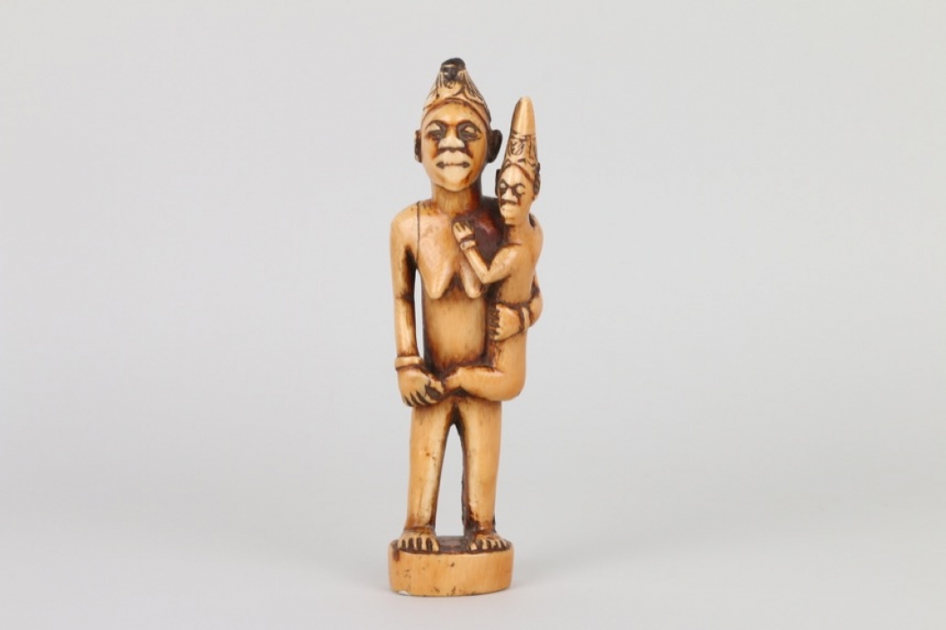 Elfenbeinfigur der Bembe / Yombe, Kongo um 1900 