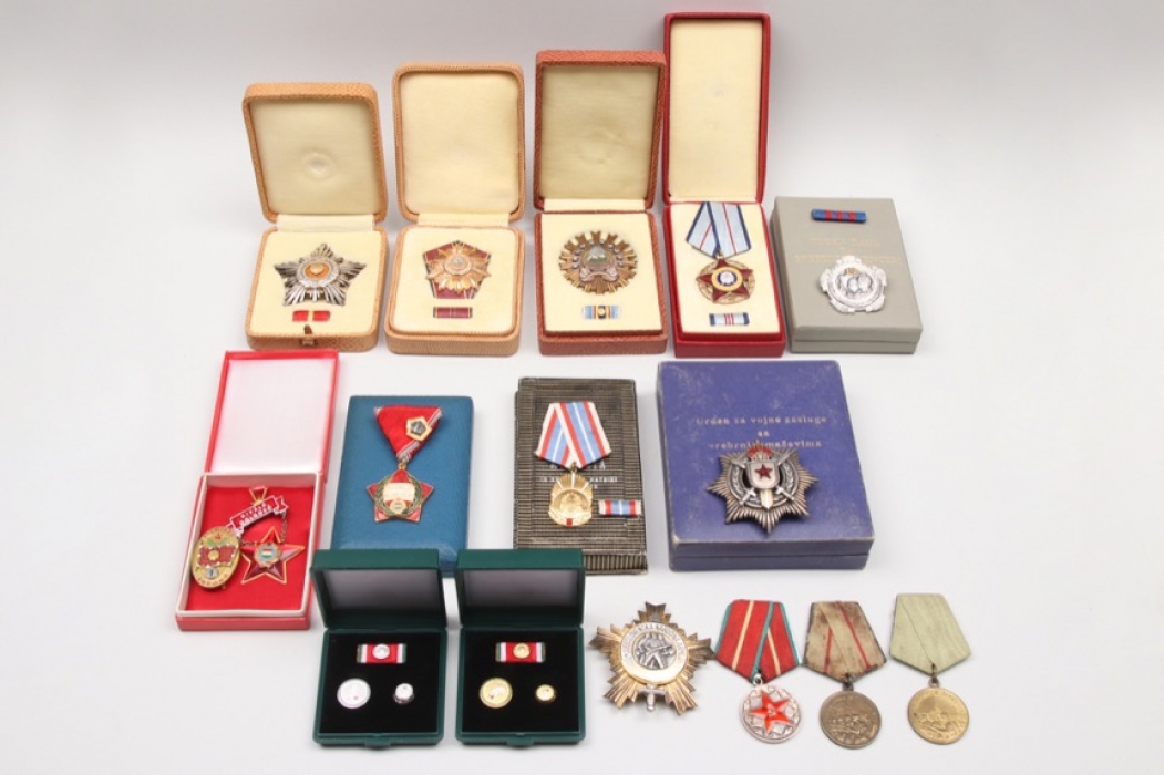 15 x lot of international badges in case