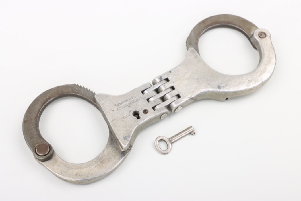 Police handcuffs "Deutsche Polizei" with key