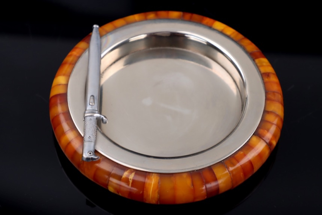 Amber ashtray with bayonet