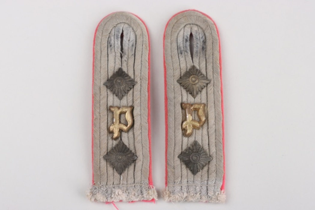 Panzerjäger shoulder boards for a Hauptmann