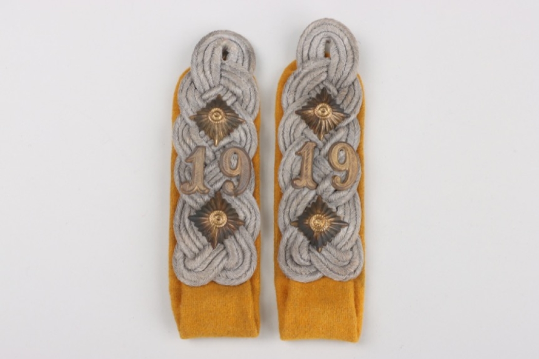 Panzer-Aufklärungs-Abteilung 19 shoulder boards for an Oberst