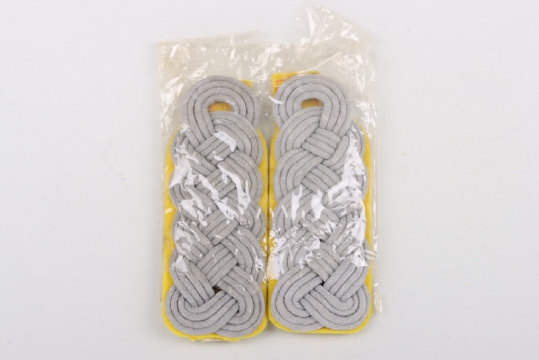 Heer Nachrichtentruppe shoulder boards for a Major with cellophane bag