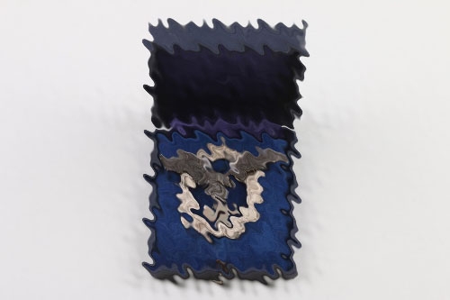 Luftwaffe Pilot's Badge (Juncker) in case 