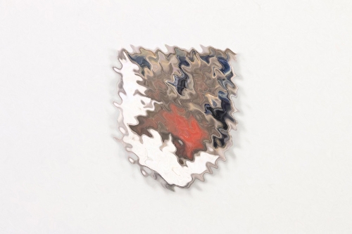 11.Inf.Div. enameled lapel pin 