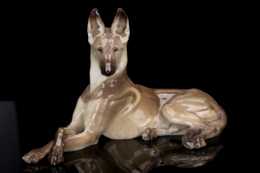 SS Allach - colored porcelain figure 'lying Alsatian' #11 (Kärner)