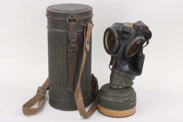 Wehrmacht gas mask with can