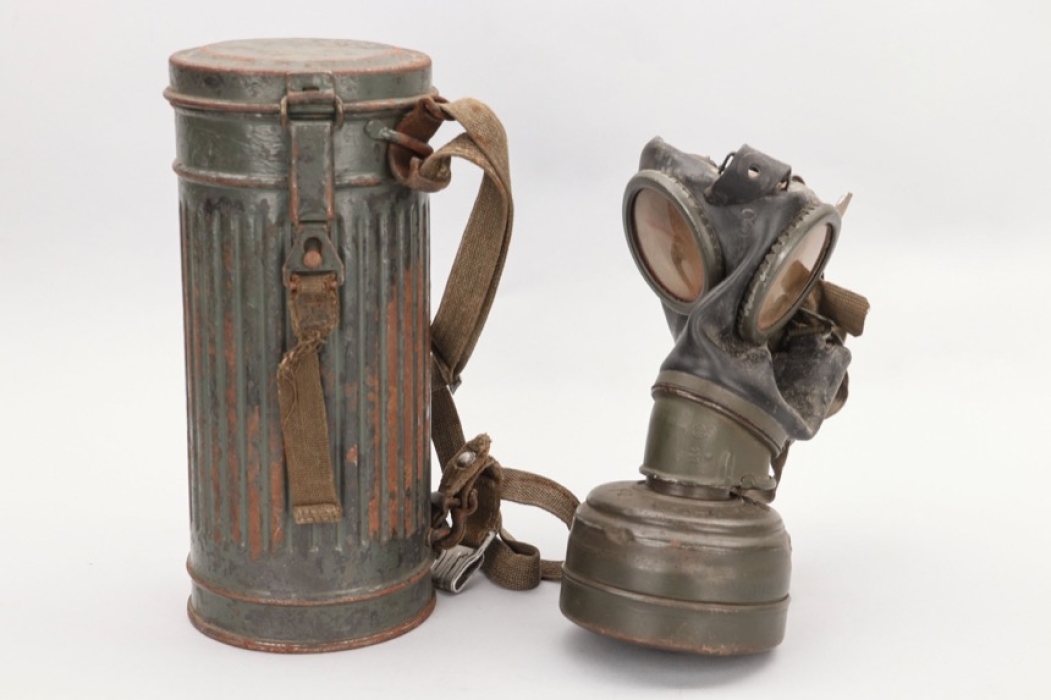 Wehrmacht gas mask + can - Gefr. Lück