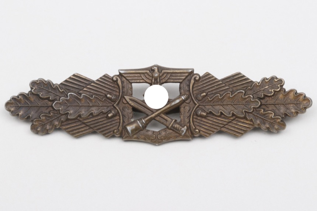 Close Combat Clasp in bronze