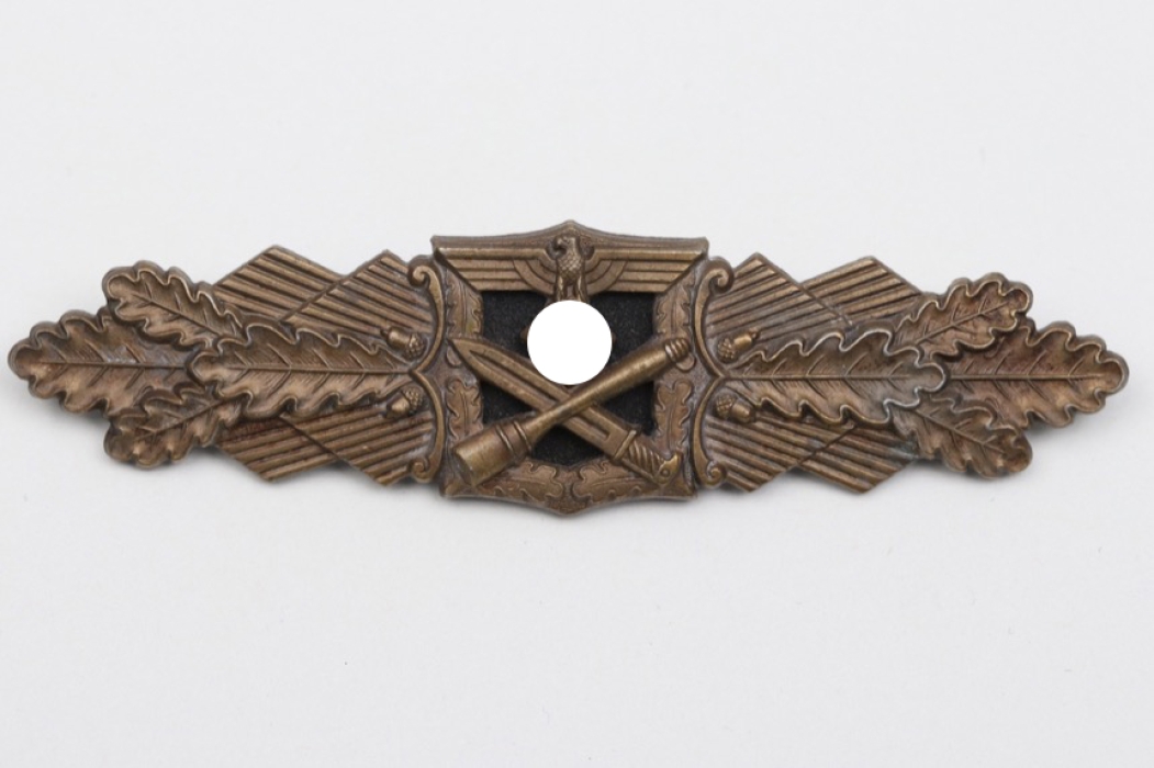 Close Combat Clasp in bronze