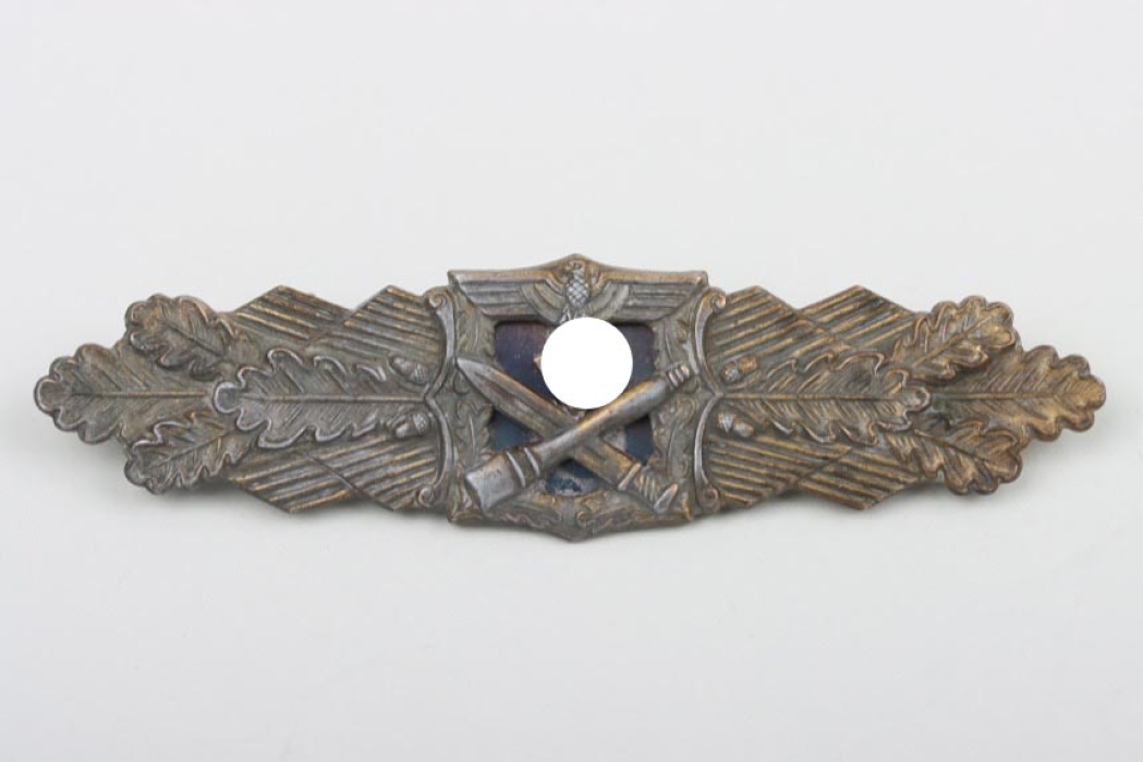 Close Combat Clasp in Gold - Deschler