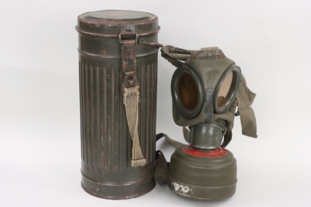 Wehrmacht gas mask with can