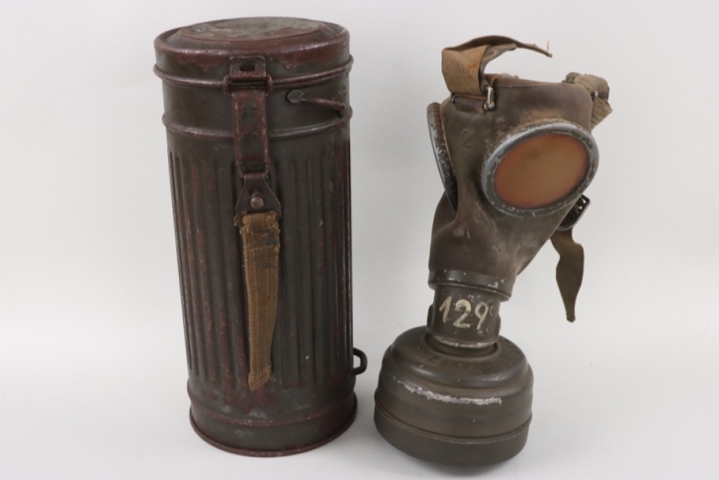 Wehrmacht gas mask with can